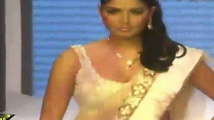 Gorgeous Babes Show Their Diamond Jewelry At IIJW Grand FInale 2011