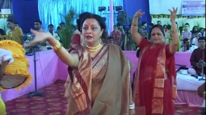 Celebrities Praying During Durga Puja Festival - Entertainment News