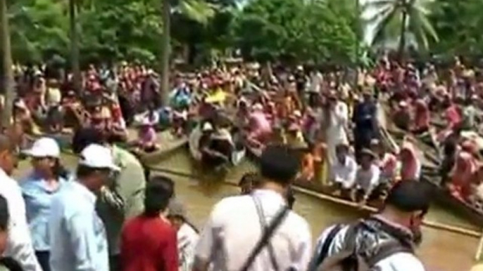 Thais fill sandbags in attempt to protect capital from flooding