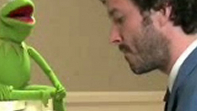 Bret McKenzie and Kermit the Frog sing  Life's a Happy Song
