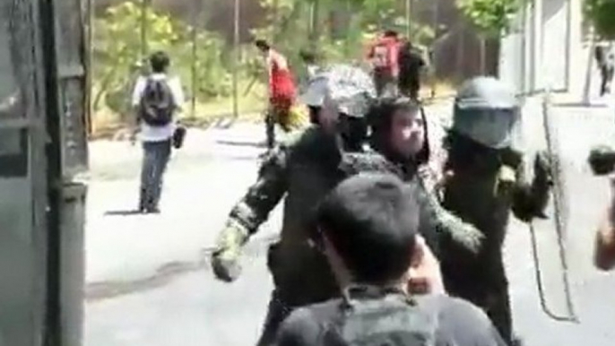 Chilean students clash with police