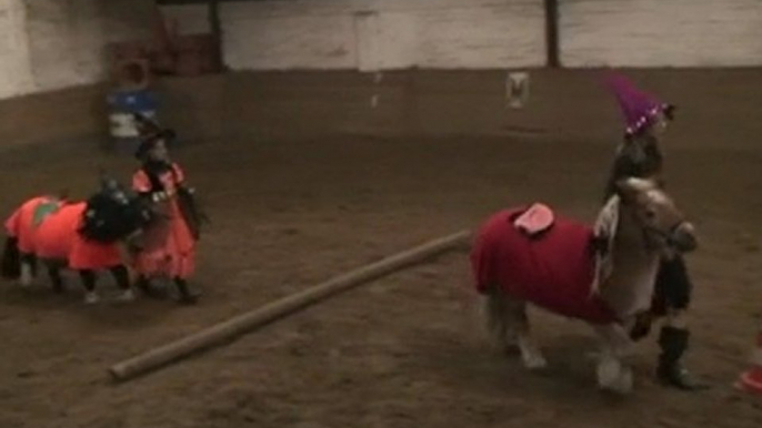 Le 30-10-2011 Petit spectacle d'Halloween animé par des jeunes cavalières du manège El Cortijo