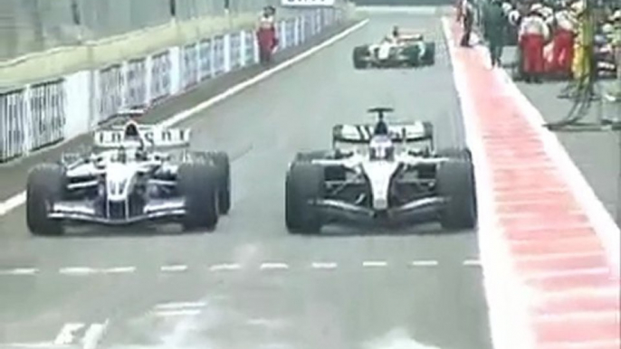 Brazil 2004 Kimi Räikkönen vs. Juan Pablo Montoya pit-lane duell