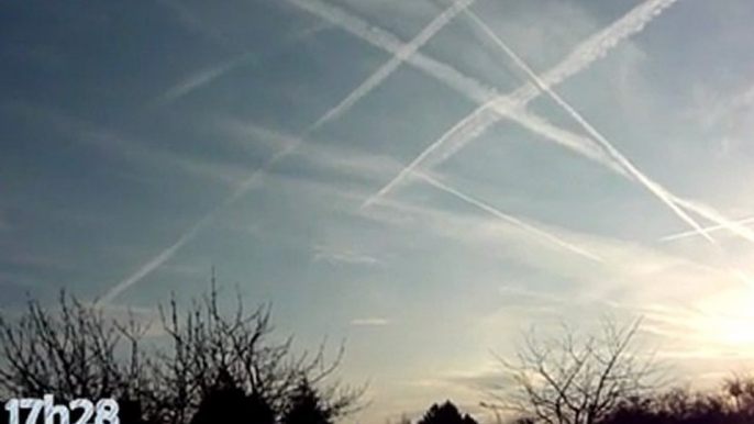 Chemtrails ? Contrails ? France 35km sud de Lyon  (Saint Cyr sur Rhône 1er décembre 2011)