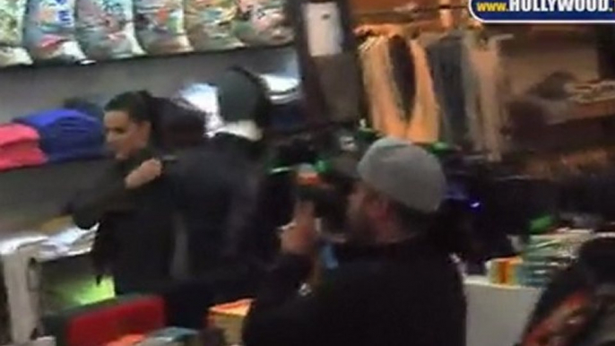 Khloe Kardashian, Lamar Odom, y Rob Kardashian comprando en Kitson