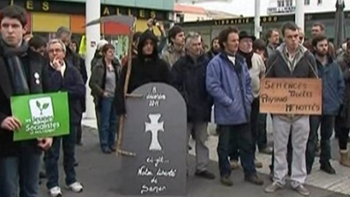 Manifestation contre la loi sur la taxation des semences fermières - La Roche-sur-Yon le 25-02-12 - Reportage France 3