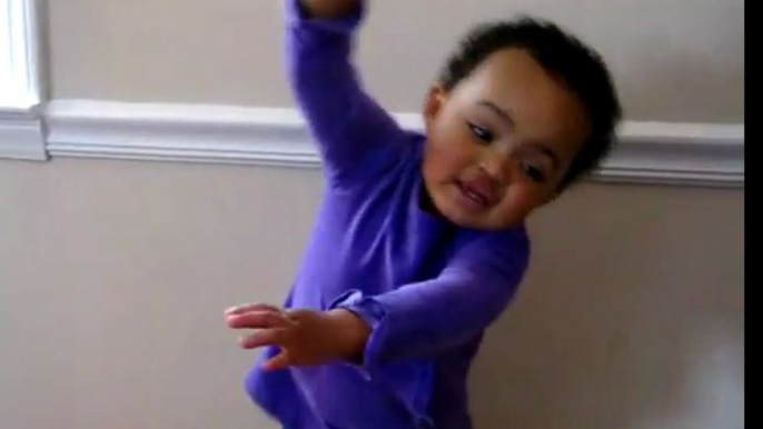 2 YEAR OLD SINGS AMAZING GRACE... !