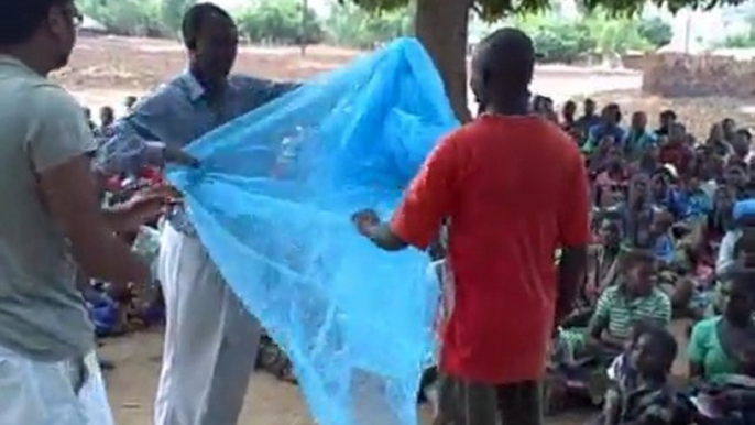 Malawi, Mulanje, Thuchira: Bednet distribution