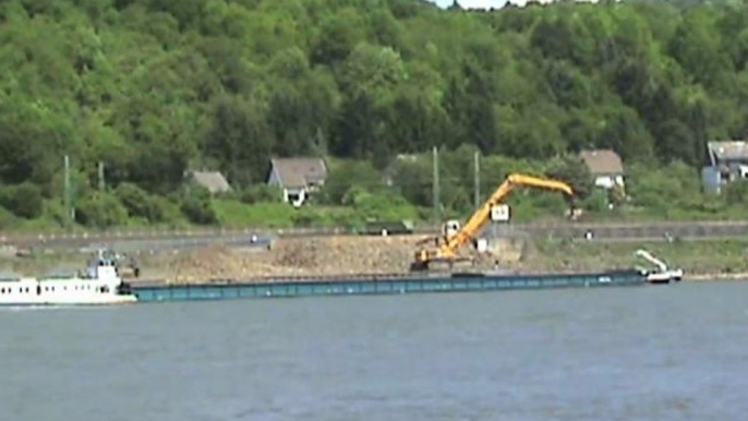 BR143, BR425, Rheinschiffe, Kipper und ein Liebherr Bagger bei Remagen - Erpel