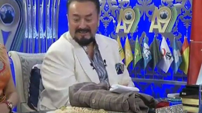 Şeyh Nazım Kıbrısi Hazretleri Adnan Oktar'a cübbesini ...