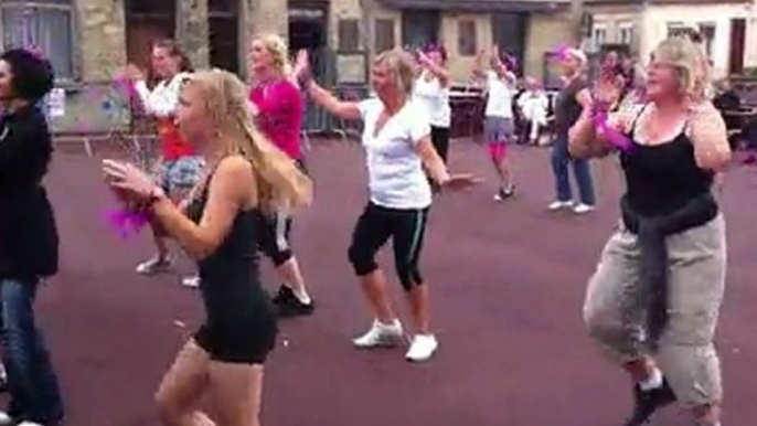 Lili Zumba : Flash Mob - Pause