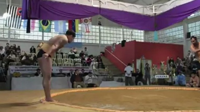 Brazilian sumo wrestlers in national championship