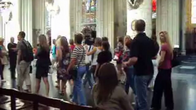 Les touristes étrangers dans l'église saints michel et gudule