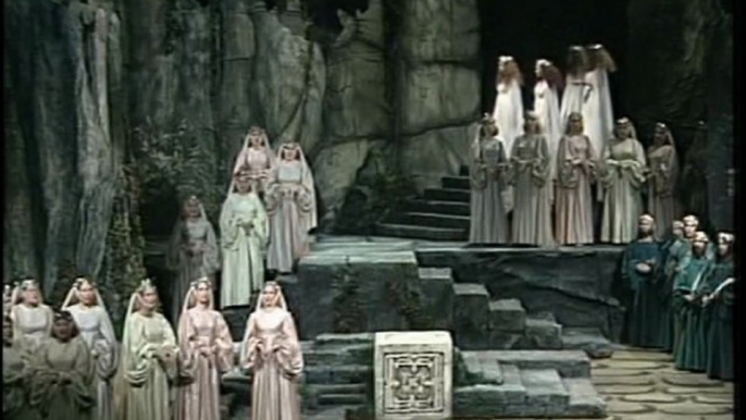 Norma / V. Bellini / Act 1 / Choir '' Norma viene''