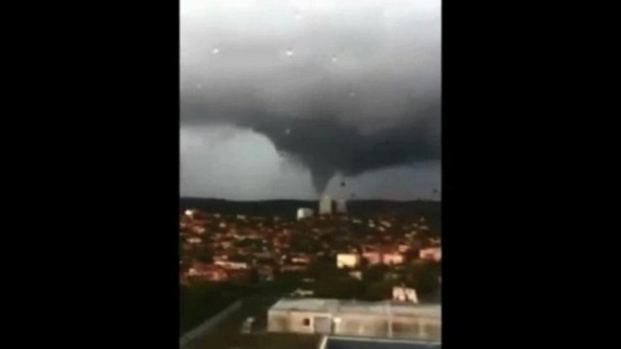 La tornade de Marseille filmée par les internautes, en moins de 3 minutes