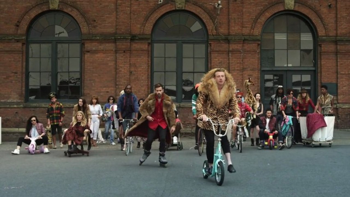 MACKLEMORE & RYAN LEWIS - THRIFT SHOP FEAT. WANZ