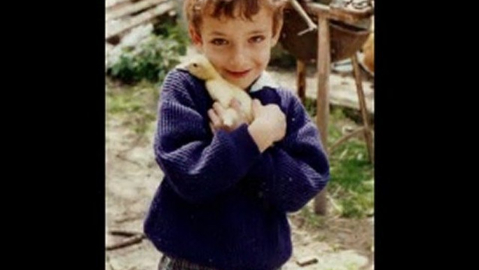 Cyril qui chante dans son enfance avec photos souvenirs