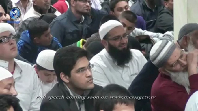 Film star Amir Khan meets Maulana Tariq Jameel at Hajj 2012 Karguzari  :Junaid Jamshed