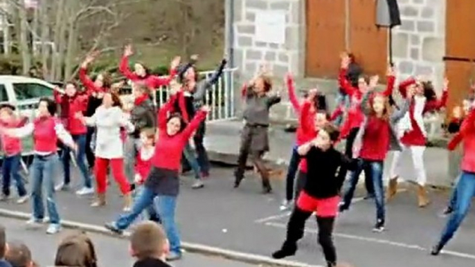 Flash Mob au Mazet-Saint-Voy - Rise Up