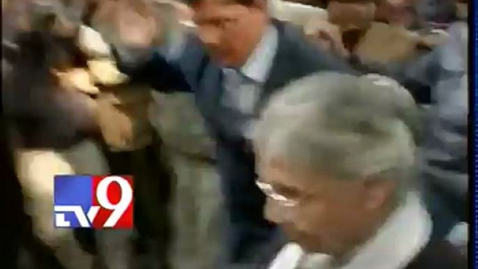 Protestors chant anti-Sheila Dikshit slogans outside her home