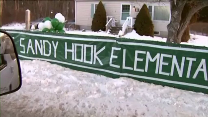 Estudantes da escola Sandy Hook voltam às aulas