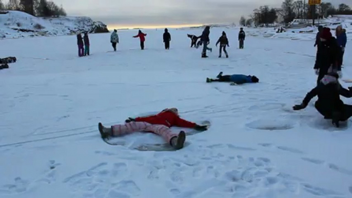 Les élèves des écoles française et allemande d'Helsinki font des "anges" sur la mer gelée pour le 50ème anniversaire de l'amitié franco-allemande