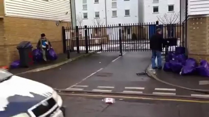 Ces deux voisins se sont lancés dans une guerre aux sacs poubelles