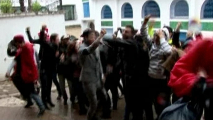 Tunisian students dance the Harlem Shake in protest