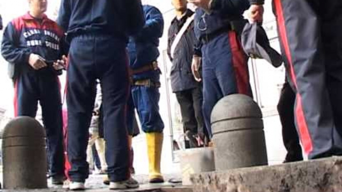 Napoli - La polizia ispeziona le fogne della "banda del buco" 2 (01.03.13)