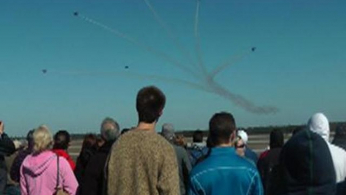 Thousands of fans flock to Blue Angels' practice