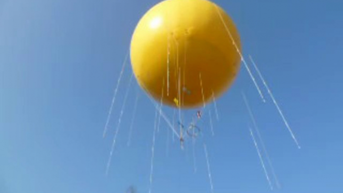 OCTOPUSSY TETHERED BALLOON by Planete Balloon