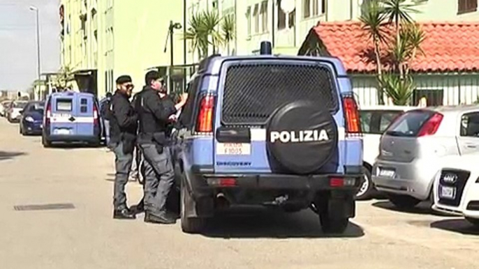 Caivano (NA) - Operazione 'Alto Impatto' della polizia al Parco Verde (10.04.13)