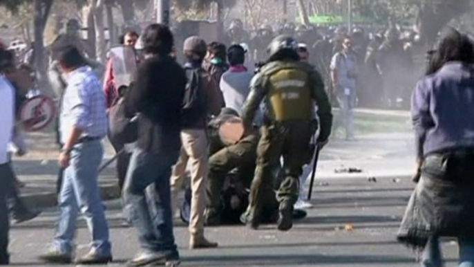 Chilean students clash with police