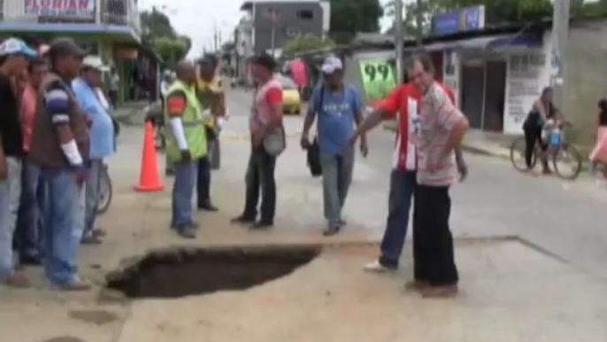 La placa de concreto que estaba en mal estado en la calle 15 en las horas de la mañana  se hundió por culpa de una imprudencia