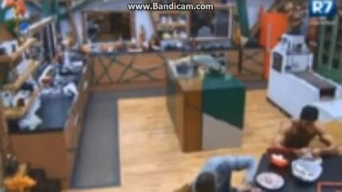 [53] Mateus dando beijinho no rosto da Bárbara. [01-07]