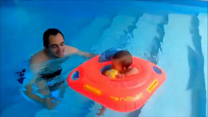 Mon premier bain à la piscine!