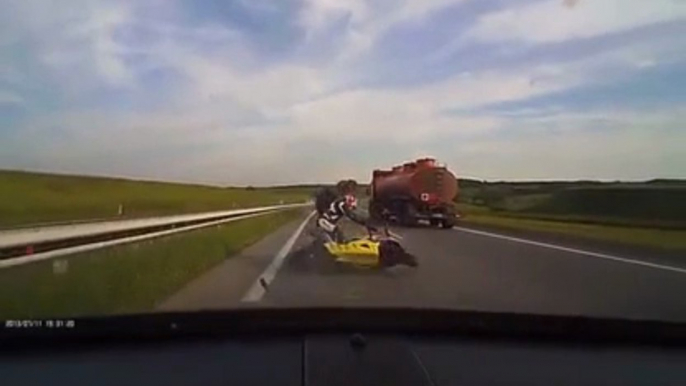 Une voiture renverse une moto sur l'autoroute, à grande vitesse. Fatal!