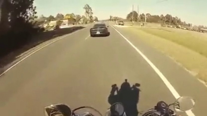 Un motard percute une voiture - choc violent!