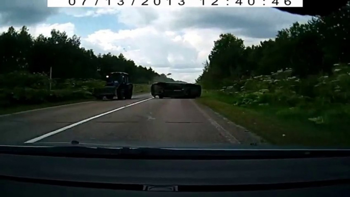 Un tracteur projette une voiture en tonneaux !! Accident de la route impressionnant !!