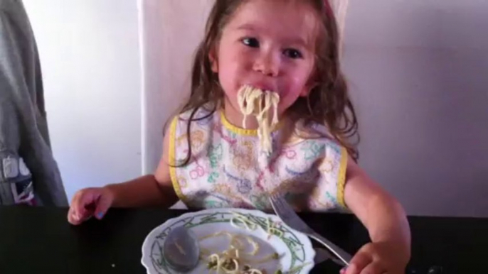 Charlotte mange ses pâtes