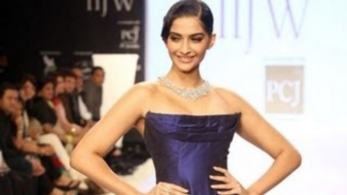 Sonam Kapoor Inaugurates IIJW 2013 !