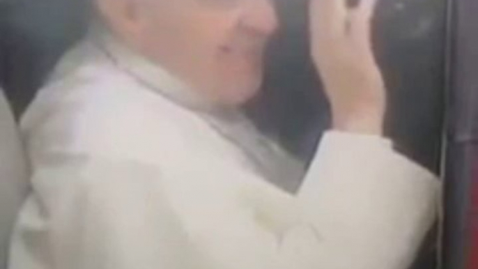Le Pape François mange sa crotte de nez en public...