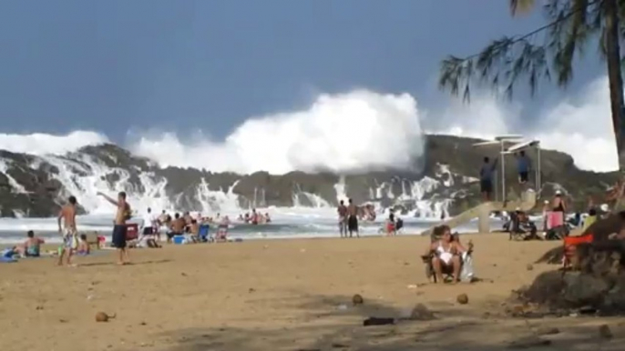 Vagues géantes sur une plage fermée au Porto Rico!!!