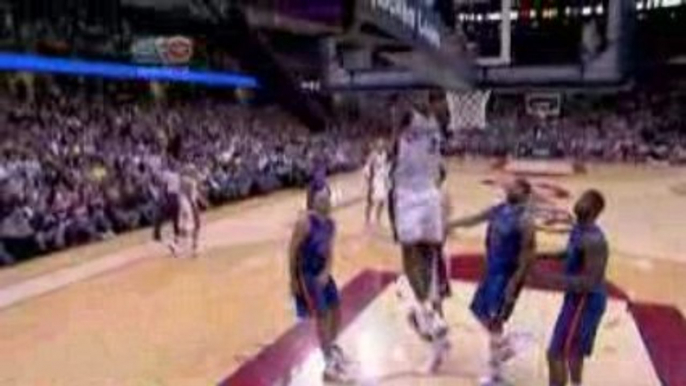 Nba Off the bounce pass from Mo Williams, LeBron James DUNK