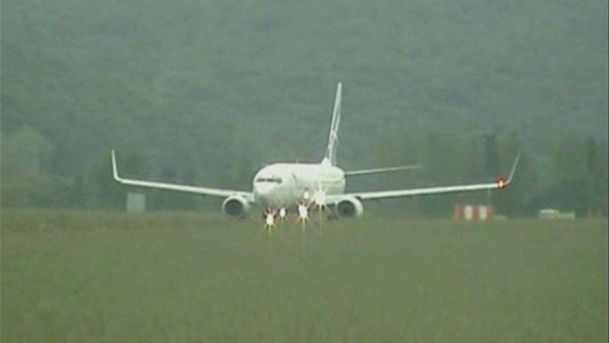 AEROPORT TARBES-LOURDES PYRENEES MAI 2009