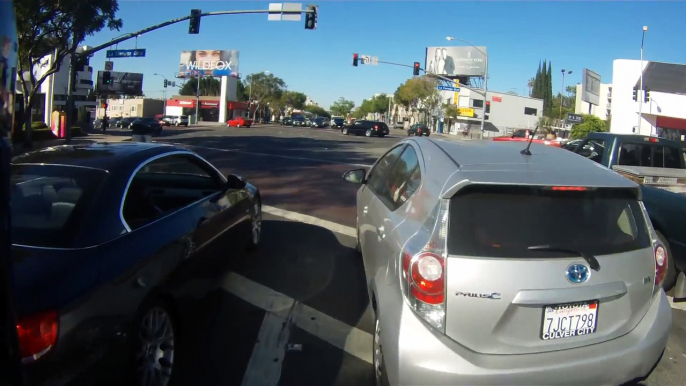 Motard contre chauffard qui téléphone au volant : road rage violent