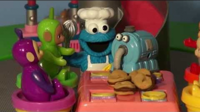 Play Doh Teletubbies Hamburgers cooked by Cookie Monster Chef with Tinky Winky, Dipsy, Laa Laa and P