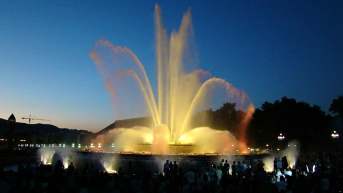 Barcelona Magic Fountain performs Freddie Mercury & Montserrat Caballé song "BARCELONA"