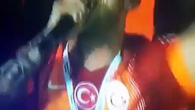 Şampiyonluk kutlamaları sneijder fener ağlama şarkısı