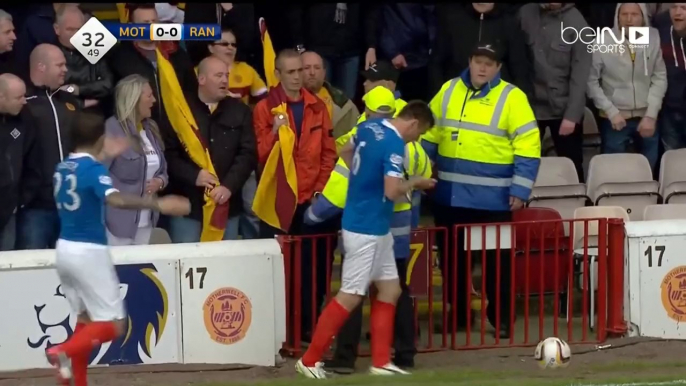 Un supporter de Motherwell attaque un joueur des Rangers lors de la finale la Ligue écossaise